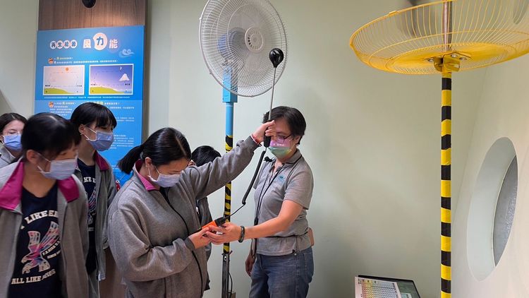 女孩體驗風力測試。勵馨提供