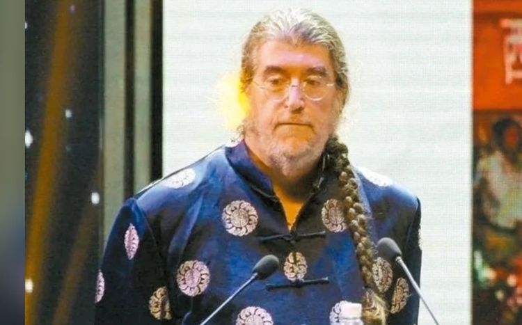 戴布維格熱愛中國文化，平常喜愛穿唐裝。翻攝微博/戴布維格