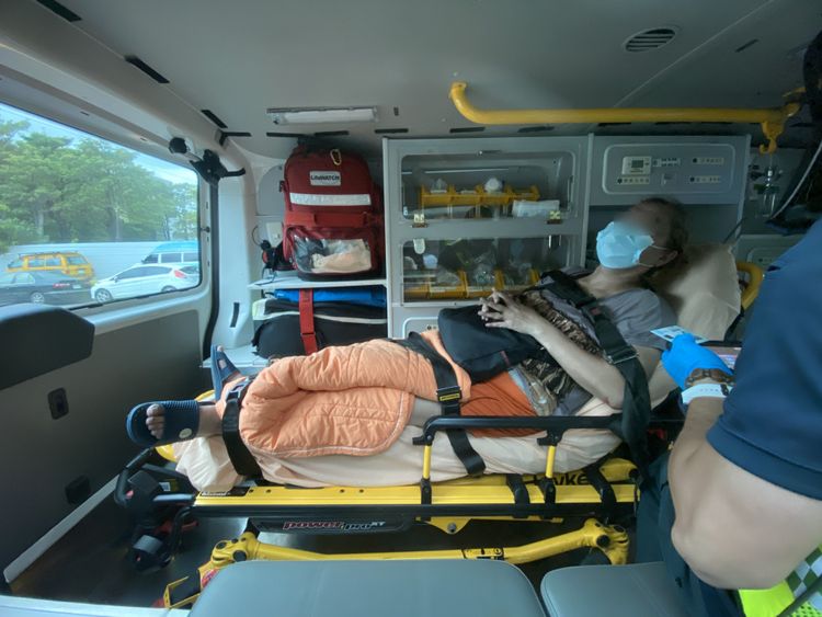 受傷女子準備送醫。張喆喜攝