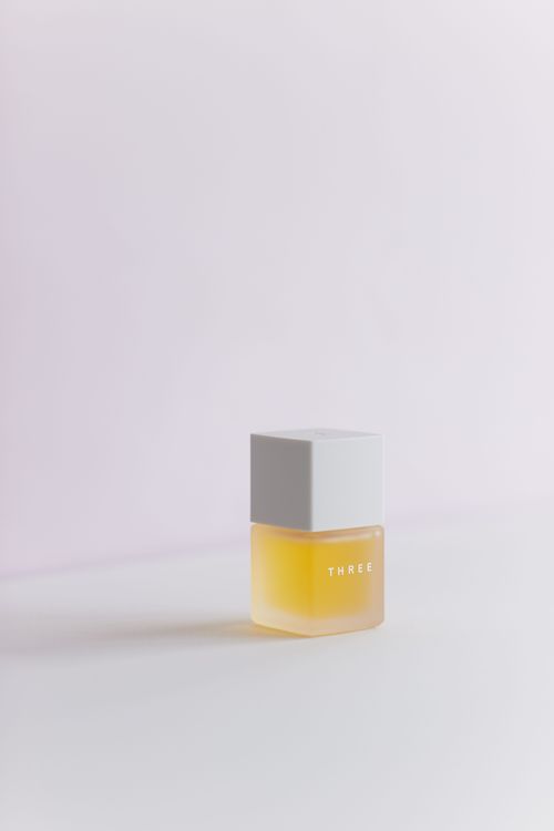 極致活顏全效精華油R，30ml／4500元。品牌提供