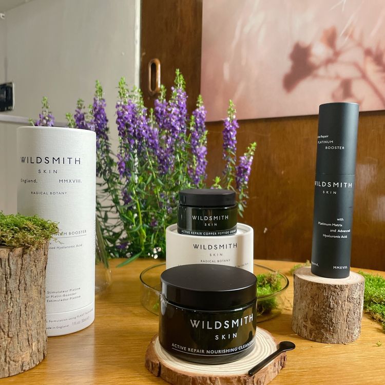 3款主推的明星商品，包含肌活修復浸潤卸妝膏、肌活修復鉑金撫紋精華乳以及肌活修復藍銅緊緻霜。張家玲攝