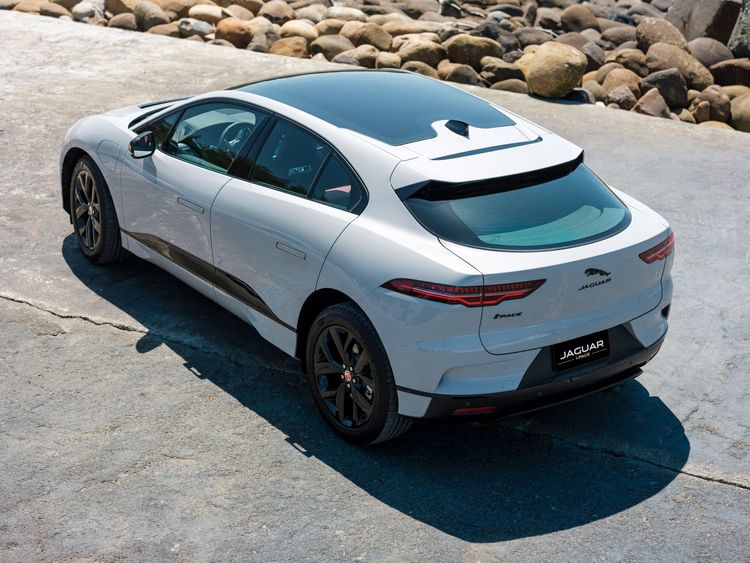 Jaguar I-PACE EV400 S 黑魂進階版搭載黑色外觀套件與20 吋鋁合金輪圈。原廠提供