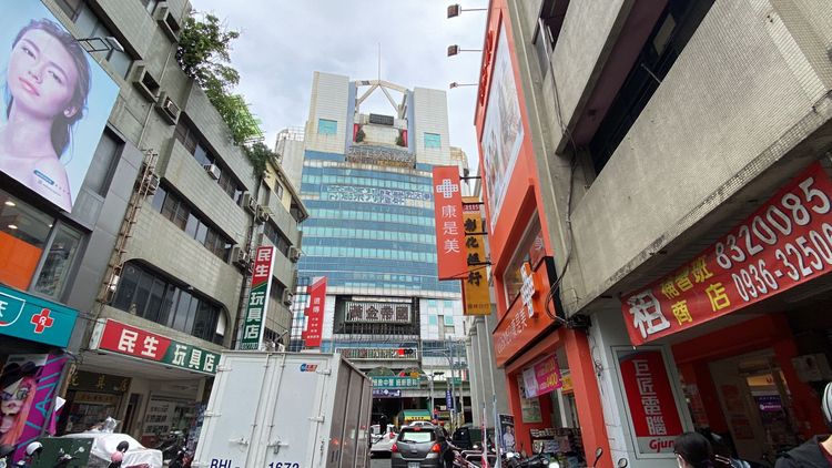 員林市黃金帝國是員林火車站前的地標大樓。孫英哲攝