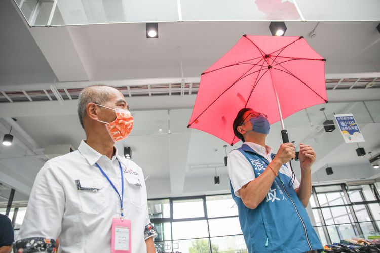 張善政今天大園區參訪國巨洋傘文創園區。張善政競辦提供