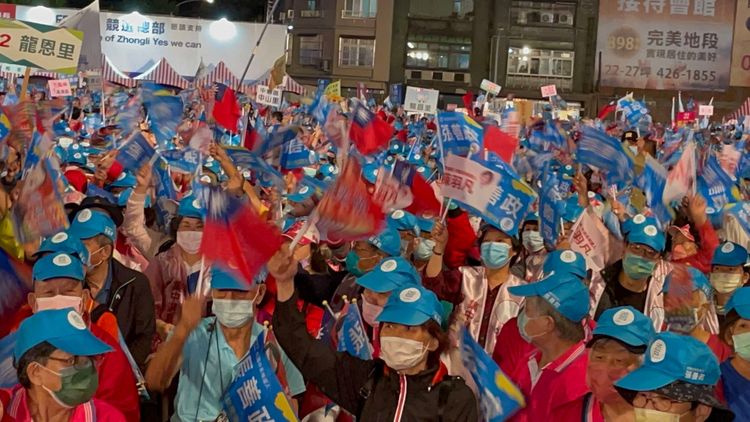 現場湧入近2萬支持者。張沛森攝