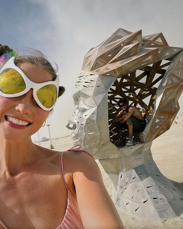 超模KK綁起雙丸子頭的造型相當可愛。翻攝karliekloss IG