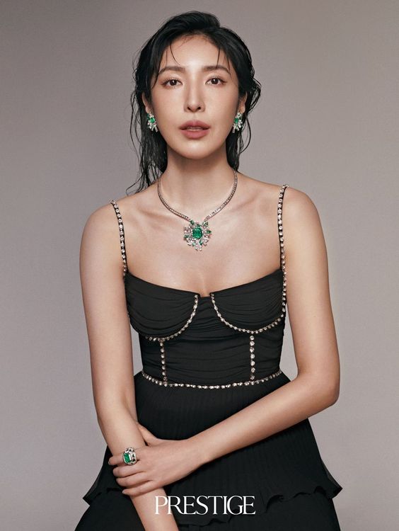 44歲的她分享當今的人生階段，最大目標是「優雅」。《PRESTIGE TAIWAN》提供
