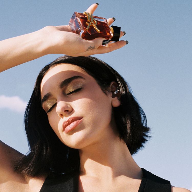 Dua Lipa為YSL自由不羈香精拍攝的形象照。品牌提供