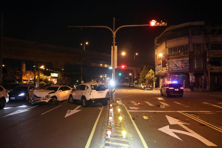 事故現場滿地車體殘骸及玻璃碎片。張喆喜攝