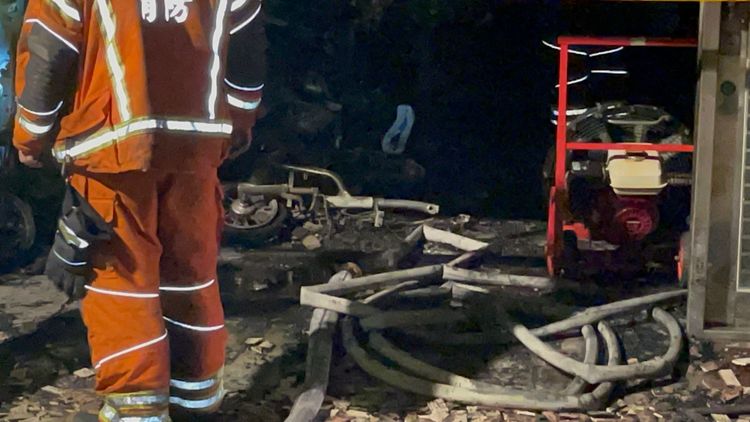 一樓的自行車已被燒得剩下骨架。張沛森攝