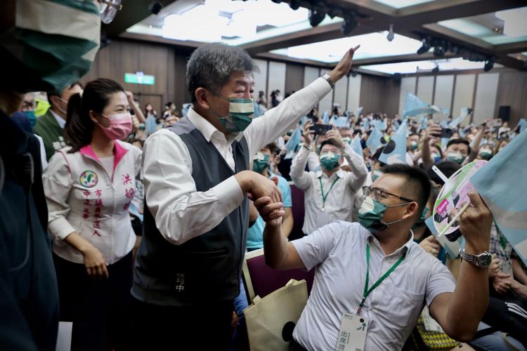 陳時中（中）說，不需要把誰跟誰勾在一起。林林攝