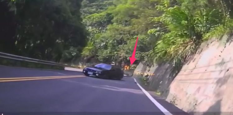 撞擊導致機車撞進山溝，騎士則是翻落一旁路面。網友提供