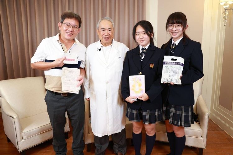 高子蕎(右二)與高子璨(右一)國中畢業開心與「創造」兩姊妹的不孕症權威醫師李茂盛合影。家屬提供