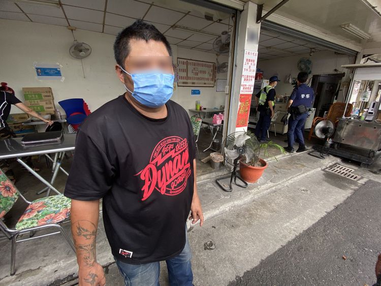 同桌飲酒男子表示動手打人的男子已騎單車離開。張喆喜攝