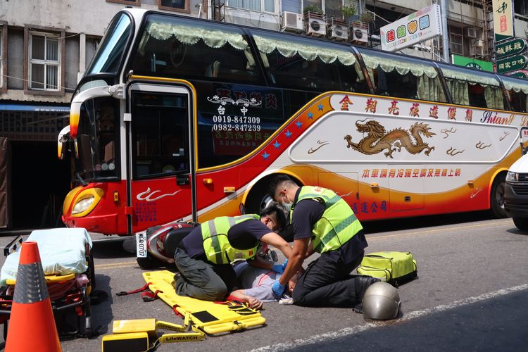 救護人員到達現場準備將傷者送醫。張喆喜攝