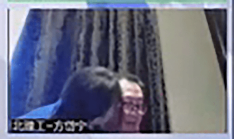 藍衣女子朝方岱寧的臉頰狂親。影片截圖