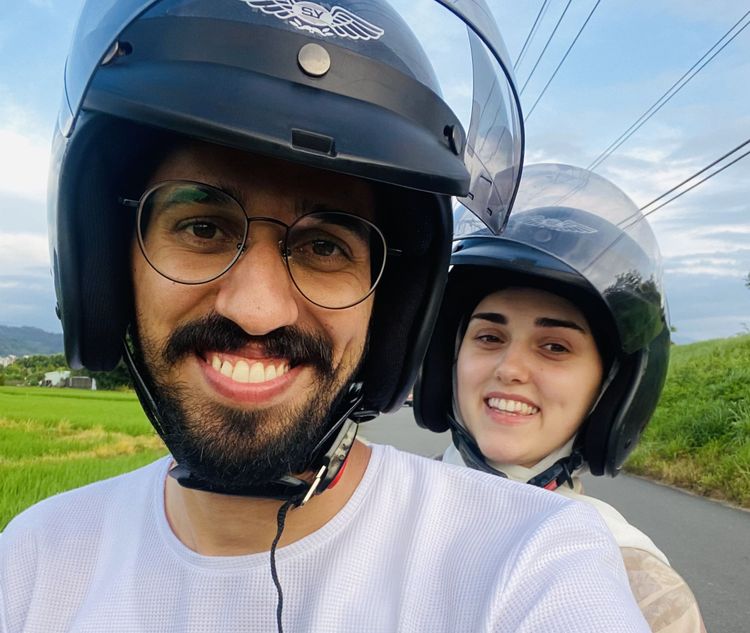 莫安柏與妻子四處旅行。翻攝畫面