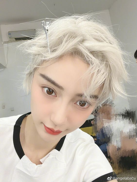 帥氣樣貌讓粉絲狂喊「老公」。翻攝angelababy 微博