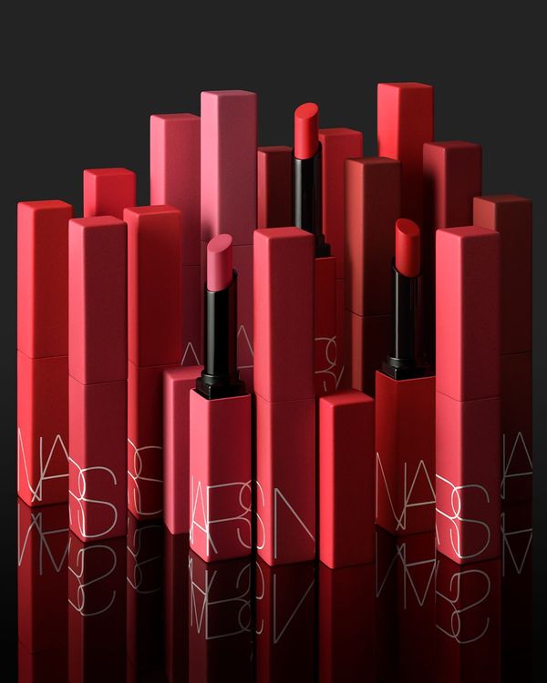 NARS特霧絲柔持色唇膏外殼為磨砂不沾紋的粉霧設計。品牌提供