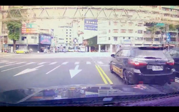 陳警見機不可用警車擋住機車道不讓王姓騎士逃逸。警方提供