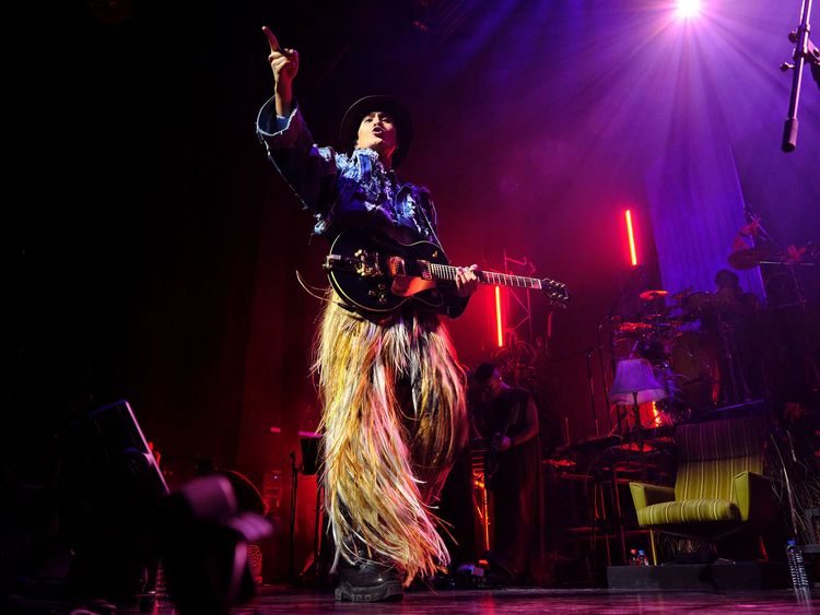 黃宣自彈自唱。否極泰來提供