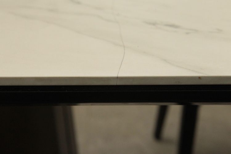 桌子有明顯裂痕。張喆喜攝