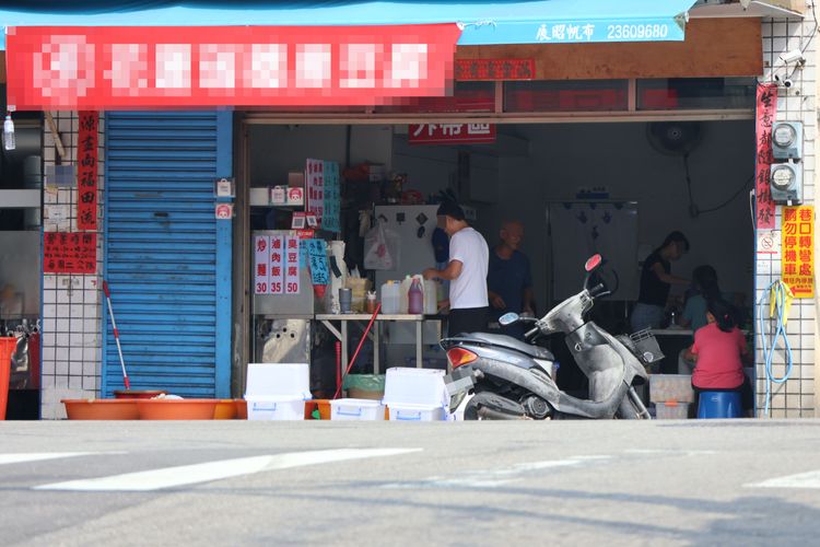 所有員工都沒戴口罩。張喆喜攝