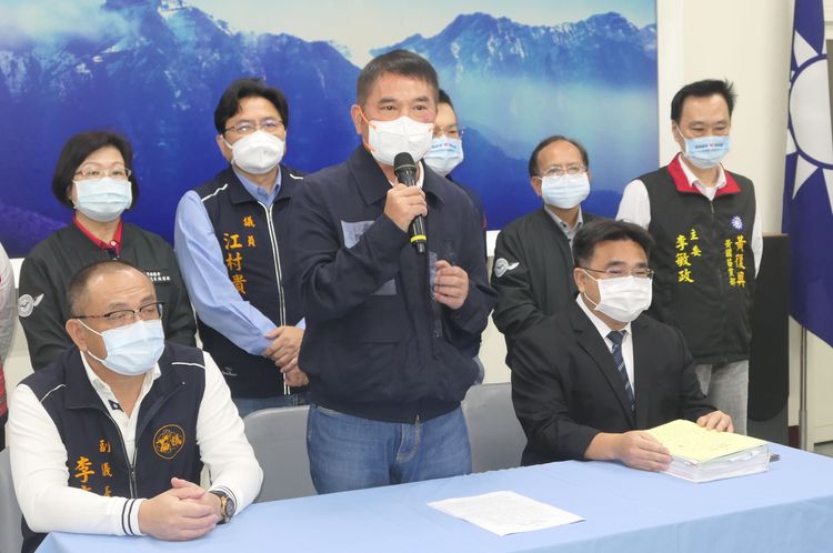 鍾東錦5月16日曾公開宣示，曾能舉證他有殺人、強姦前科，他退出政壇、辭去議長。民眾提供