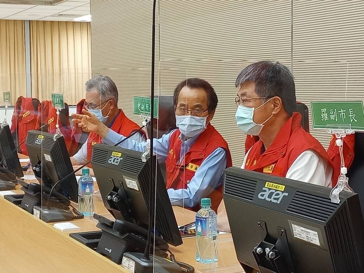 副市長林欽榮（右2）指出，市府整合危老重建計劃「一條龍服務」行政流程。市府提供