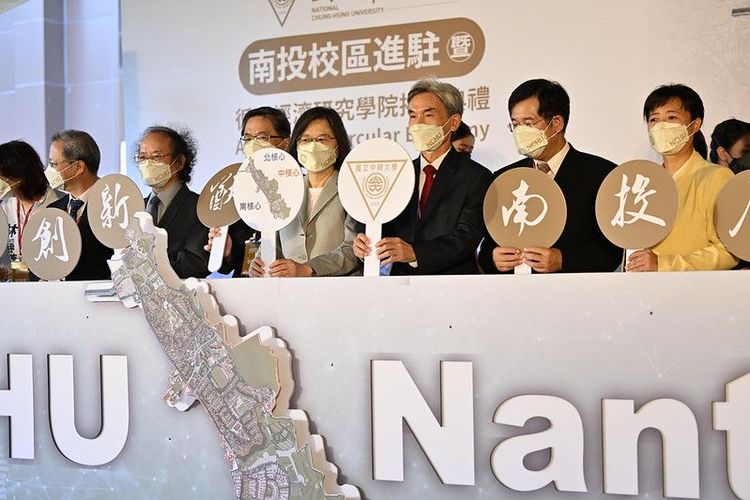 包括行政院政委張景森、政委兼國發會主委龔明鑫、行政院秘書長李孟諺、教育部長潘文忠、立委林靜儀、羅美玲、中興大學校長薛富盛、南投縣政府秘書長洪瑞智及行政院中部聯合服務中心前執行長蔡培慧等人皆出席。