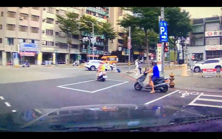 警車鳴笛擋住機車通行。警方提供