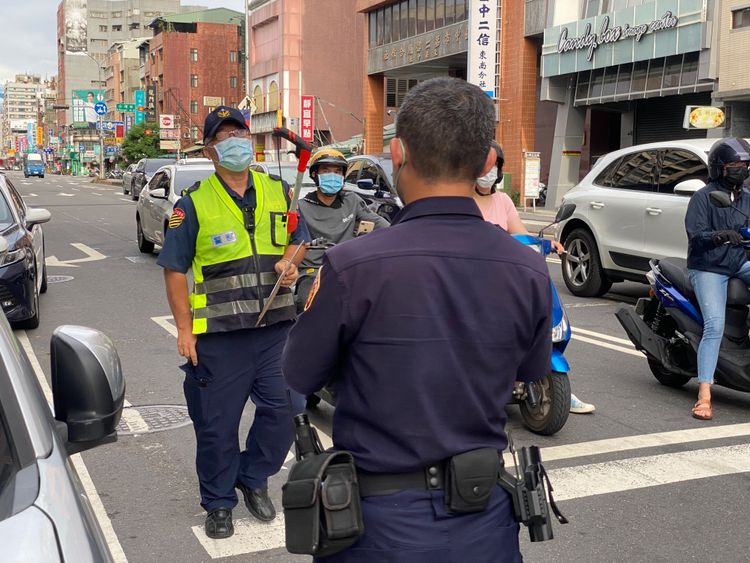 因車禍案件繁多，交通隊警員終於到場，警戒現場的分局警員鬆了一口氣。張喆喜攝