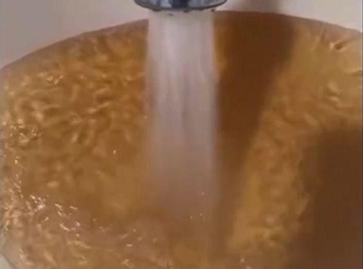 自來水變黃讓用戶很困擾。民眾提供