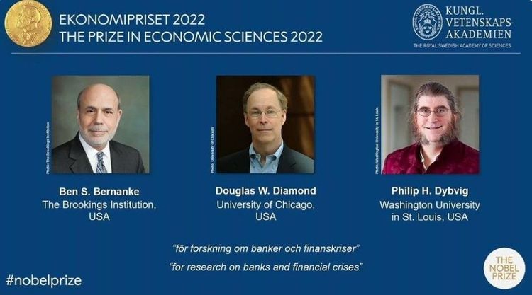 諾貝爾獎官方發布的得獎照片，戴布維格（右一）穿著唐裝。翻攝諾貝爾獎官網