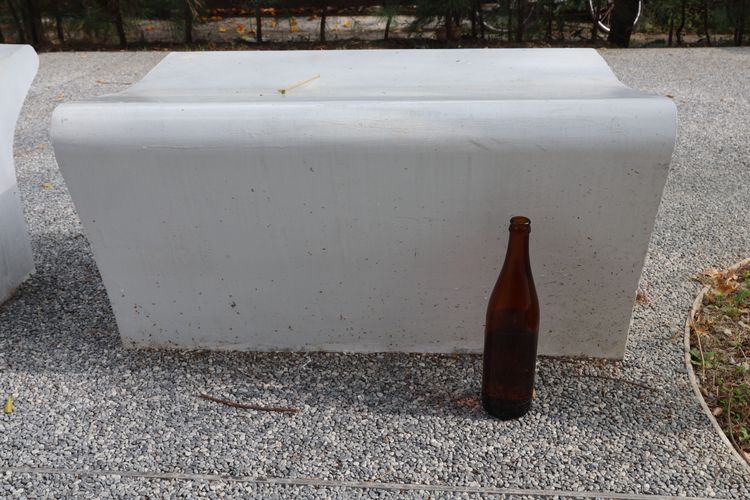 街友喝一半的酒。張喆喜攝