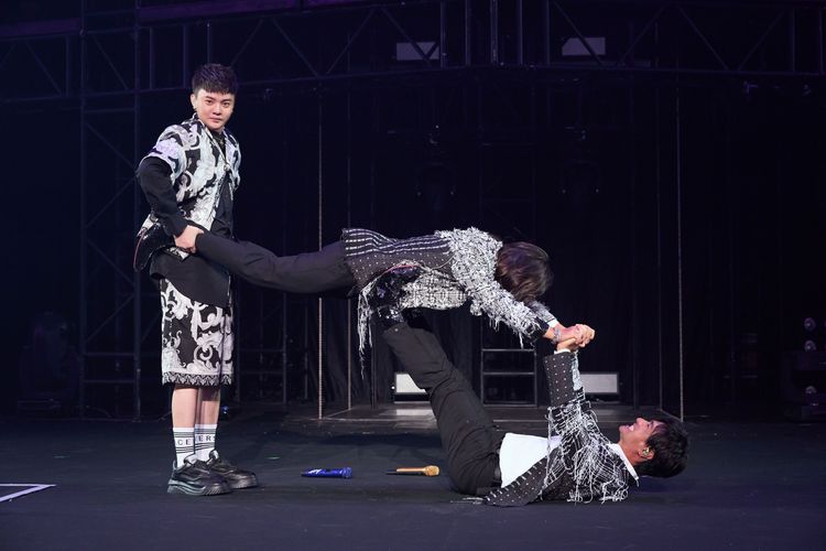 動力火車與許富凱在萬人面前上演老漢推車。