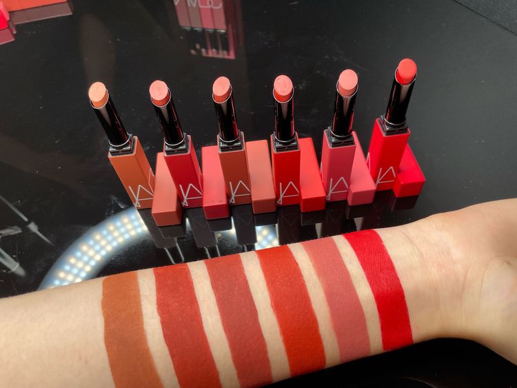 特霧絲柔持色唇膏試色。張家玲攝
