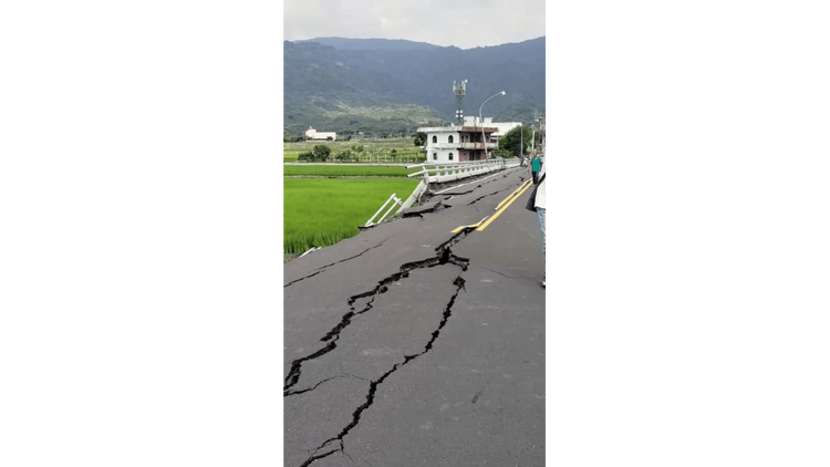 花蓮縣玉里鎮高寮大橋地震後瞬間倒塌。翻攝畫面