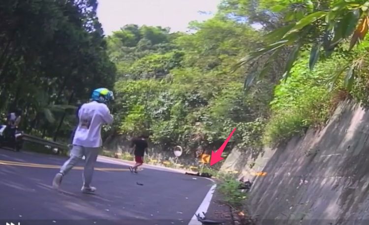 轎車駕駛及後方用路人見狀，也趕緊上前幫忙。網友提供