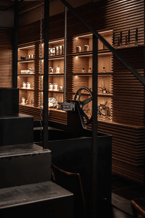店內設計有1座獨特的古井，讓取貨流程多了儀式感。翻攝官網