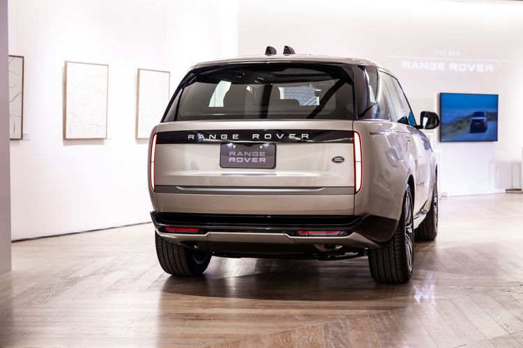 亮黑色尾門飾條結合世界首創的隱藏式尾燈設計僅在作動時點亮。業者提供