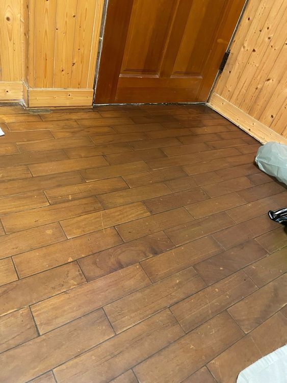 江先生說小木屋牆壁、地上有黑點，東勢林場說是木頭吸水造成。投訴人提供