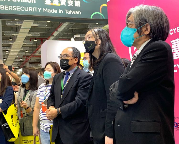 唐鳳和詹宏志參訪台灣資安館。黃意淳攝