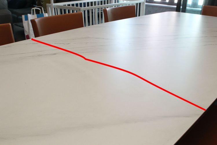 裂痕走向（紅線處）用指尖輕觸可感受縫隙存在。張喆喜攝