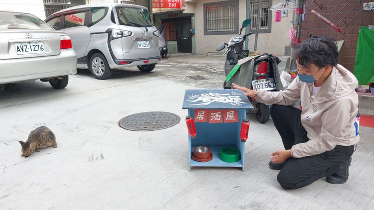 畫家「0.5mm」發想，貓咪是夜行性動物，於是將小屋畫成居酒屋。凃建豐攝