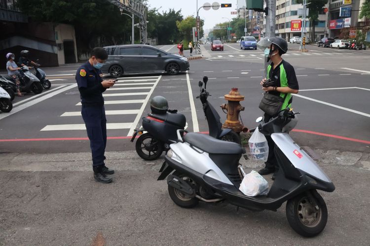 違規騎士陳男車上掛著3份便當，符合警方攔查特徵。張喆喜攝