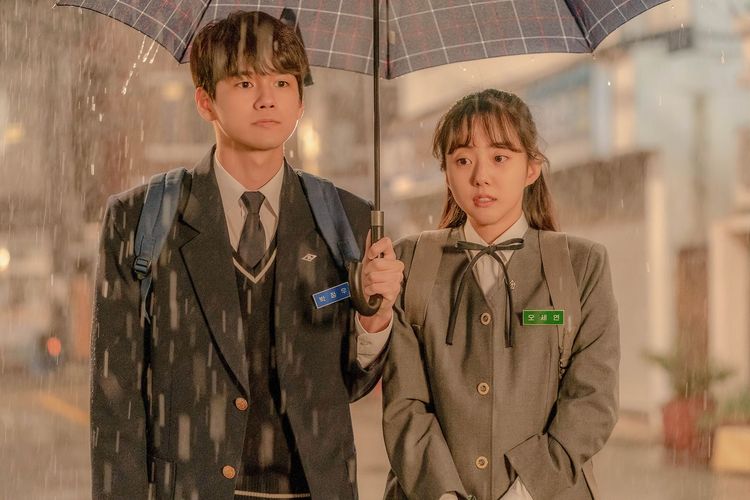 邕聖祐（左）飾演廉晶雅的初戀，林世婉則演出她的年輕時期。車庫娛樂提供