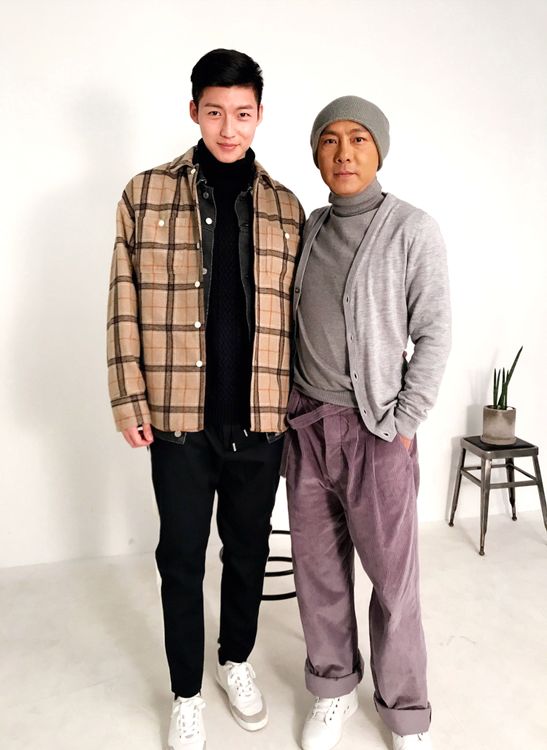 劉育仁（左）幸運受到「國民戲精」張衛健親身指點，學會拍照撇步。LiTV、  臻鑫娛樂