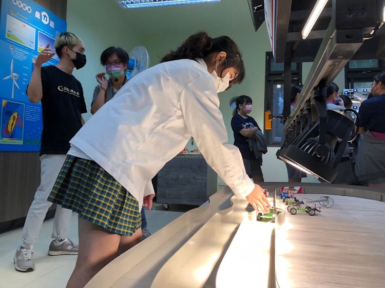 女孩體驗太陽能板賽車。勵馨提供