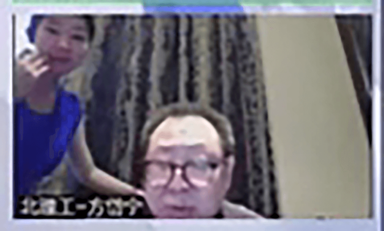 方岱寧示意正在參加網路會議，女子後知後覺，方則一臉尷尬。影片截圖